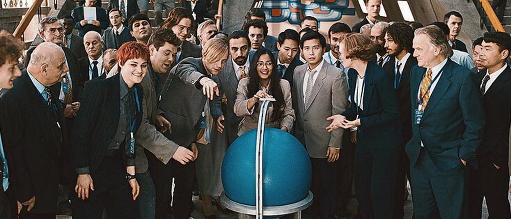 Sensation! Was Carsten Schlüter (Leonard Scheicher, links mit ausgestrecktem Arm) auf der Tech-Messe ITU 1994 mit „Terra Vision“ vorführen kann, begeistert.