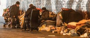 Obdachlose unter der Bahnbrücke am S-Bahnhof Wilmersdorf.