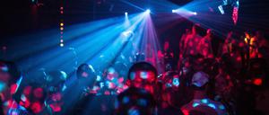 Menschen feiern im Club in Berlin. 