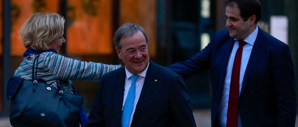 CDU-Chef Armin Laschet auf dem Weg zur Sondierung mit der FDP auf dem Euref-Campus, hinten rechts sein Vertrauter Nathanel Liminski.