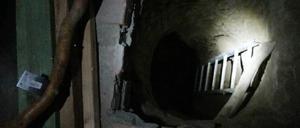 Eine Leiter führt in den Tunnel im teilbesetzten Haus in der Rigaer Straße 94.