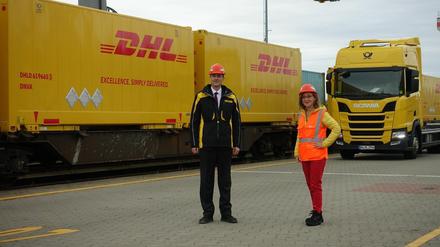 Tobias Meyer, Konzernvorstand Post &amp; Paket Deutschland bei Deutsche Post DHL Group, und Sigrid Nikutta, DB Konzernvorstand Güterverkehr und Chefin von DB Cargo, am Montag in Großbeeren.