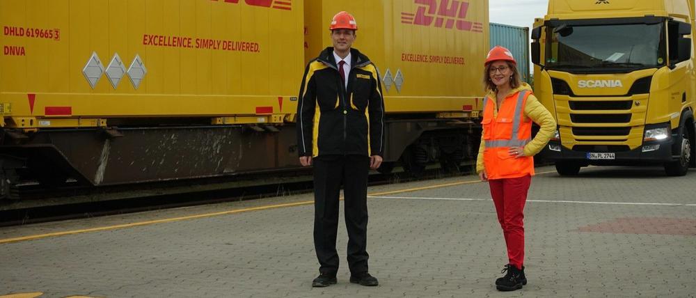 Tobias Meyer, Konzernvorstand Post & Paket Deutschland bei Deutsche Post DHL Group, und Sigrid Nikutta, DB Konzernvorstand Güterverkehr und Chefin von DB Cargo, am Montag in Großbeeren.