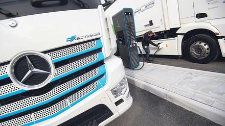 Zum Truck-Bereich von Daimler gehören rund 100 000 Beschäftigte. 2020, in der Coronakrise, hat das Lkw-Geschäft schwer gelitten, inzwischen läuft es wieder besser. Doch die Wettbewerber Scania und Volvo sind noch etwas profitabler. Foto: Marijan Murat/dpa
