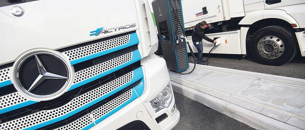 Zum Truck-Bereich von Daimler gehören rund 100 000 Beschäftigte. 2020, in der Coronakrise, hat das Lkw-Geschäft schwer gelitten, inzwischen läuft es wieder besser. Doch die Wettbewerber Scania und Volvo sind noch etwas profitabler. Foto: Marijan Murat/dpa