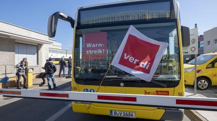 Streikende Mitarbeiter der Berliner Verkehrsbetriebe BVG im August 2021.