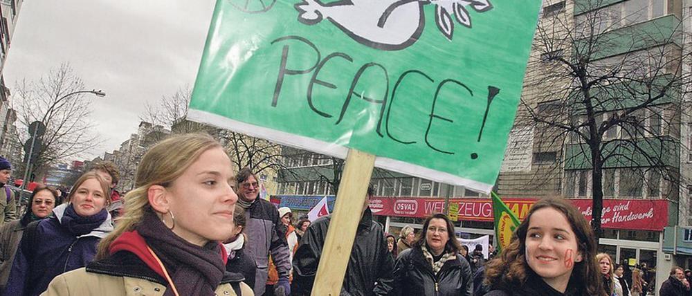 Du entscheidest, für wen du arbeitest. Jugendliche auf einer Berliner Friedensdemo. Deutschland gehört zu den großen Rüstungsproduzenten.