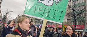 Du entscheidest, für wen du arbeitest. Jugendliche auf einer Berliner Friedensdemo. Deutschland gehört zu den großen Rüstungsproduzenten.