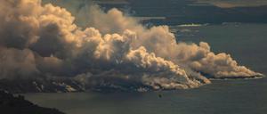 Dichte, weiße Rauchwolken steigen auf, als Lava von der Vulkaninsel La Palma ins Meer fließt. 