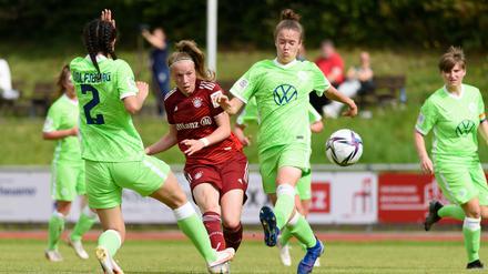 Vor allem bei den Vereinen wie FC Bayern München oder VfL Wolfsburg haben sich die Stimmen gemehrt, dass die Frauen-Liga am allerbesten auf eigenen Füßen stehen würde.