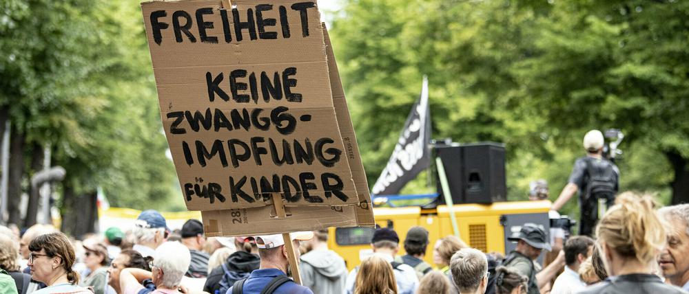 Demonstranten nehmen an einer unangemeldeten Demo gegen die Corona-Maßnahmen teil.