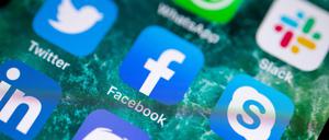 Die Facebook-App ist auf einem iPhone zu sehen.