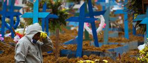 Ein Mann arbeitet in einem Massengrab in Manaus in Brasilien.