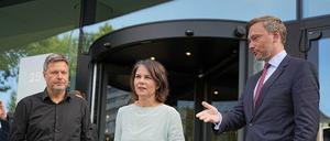 Gemeinsam sind die Kleinen stärker: Grünen-Chef Robert Habeck (links), seine Ko-Chefin  Annalena Baerbock und FDP-Parteichef Christian Lindner.