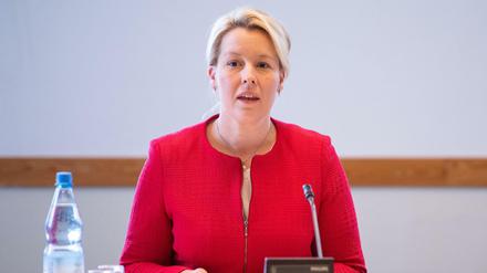 Franziska Giffey, Spitzenkandidatin für die Wahl zum Berliner Abgeordnetenhaus, sitzt bei der konstituierenden Sitzung der SPD-Fraktion nach der Wahl im Abgeordnetenhaus. 