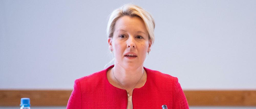 Franziska Giffey, Spitzenkandidatin für die Wahl zum Berliner Abgeordnetenhaus, sitzt bei der konstituierenden Sitzung der SPD-Fraktion nach der Wahl im Abgeordnetenhaus.