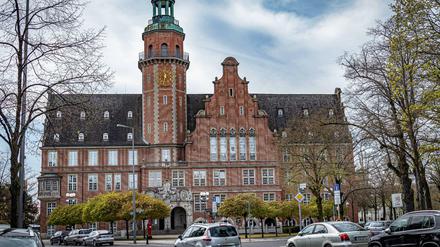 Das Rathaus von Reinickendorf am Eichborndamm Berlin. Hier gab es am Mittwochmorgen eine Razzia.