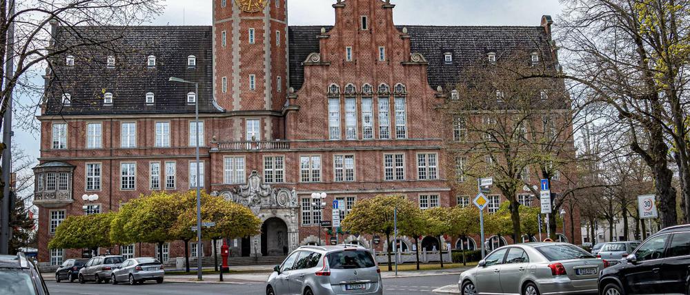 Das Rathaus von Reinickendorf am Eichborndamm Berlin. Hier gab es am Mittwochmorgen eine Razzia.