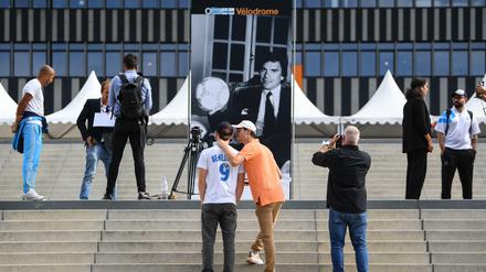 Au revoir. Am Stadion in Marseille nehmen Menschen Abschied von Bernard Tapie.
