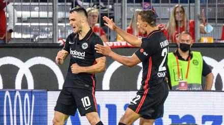 Na bitte! Frankfurts Filip Kostic (l) jubelt über seinen Treffer zum 1:2 mit Frankfurts Timothy Chandler. 