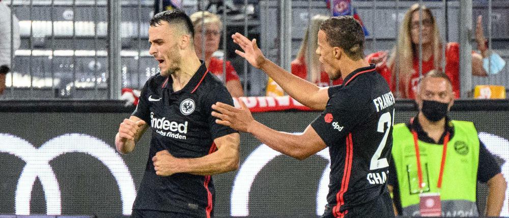 Na bitte! Frankfurts Filip Kostic (l) jubelt über seinen Treffer zum 1:2 mit Frankfurts Timothy Chandler. 