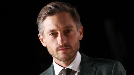 Mehrere Monate nach #allesdichtmachen kommt Schauspieler Volker Bruch mit der Aktion #allesaufdentisch.