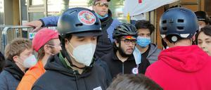 Die Gorillas-Manager Adrian Frenzel (Mitte) und Ronny Gottschlich (rotes Sweatshirt) stritten am Freitag mit Beschäftigten.