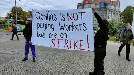 Mit einem Transparent protestierten einige Rider in der Nähe der Filiale am Tempelhofer Damm