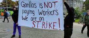 Mit einem Transparent protestierten einige Rider in der Nähe der Filiale am Tempelhofer Damm