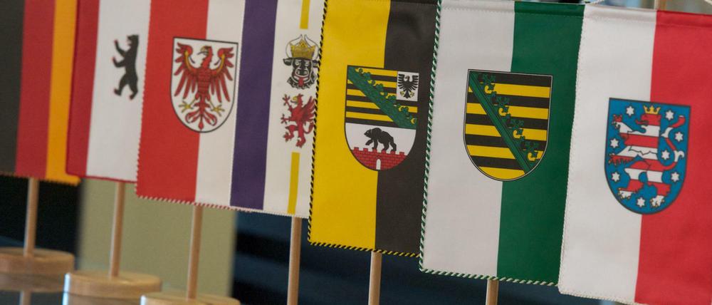 Die Ost-Länder sind der CDU von denen Fahnen gegangen.