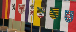 Die Ost-Länder sind der CDU von denen Fahnen gegangen.