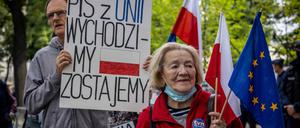 Demonstranten protestieren in Warschau gegen den europapolitischen Kurs der Regierung.