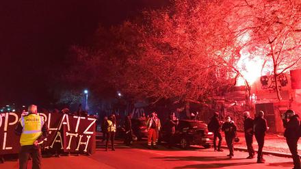 Vor dem Umzug kam es zum Einsatz von Pyrotechnik am Wagenplatz.