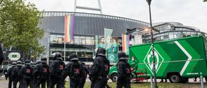 Polizeiaufgebot beim Nordderby Werder Bremen gegen den HSV am 18.09.2021. 