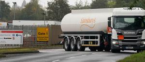 Ein Tankwagen verlässt ein Shell-Öldepot im britischen Kingsbury. 
