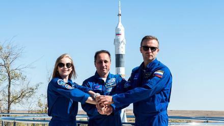 Die Schauspielerin Julia Peressild, der Kosmonaut Anton Schkaplerow und der Filmregisseur Klim Schipenko in Baikonur.