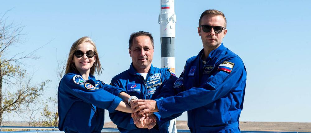Die Schauspielerin Julia Peressild, der Kosmonaut Anton Schkaplerow und der Filmregisseur Klim Schipenko in Baikonur.