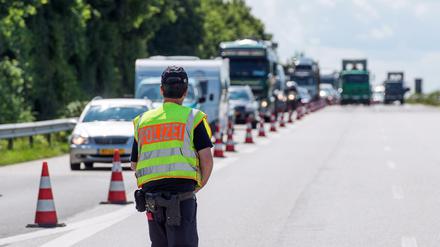 .Ein Polizist kontrolliert auf der Autobahn. 