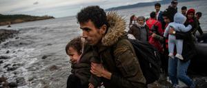 Ein Boot mit Flüchtlingen kommt in Griechenland an.