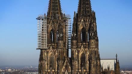 Seit 2011 hängt an der Westfassade des Kölner Doms ein Baugerüst. Ab Ende der Woche soll es zum ersten Mal wieder freie Sicht auf den Dom geben.