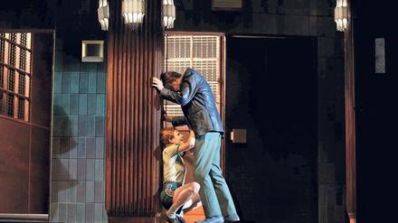 Lili Epply als Abigail und Marc Oliver Schulze als John Proctor vor dem Gerichtssaal. Foto: Imago
