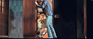 Lili Epply als Abigail und Marc Oliver Schulze als John Proctor vor dem Gerichtssaal. Foto: Imago