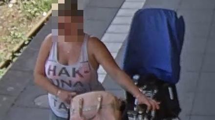 Die tot aufgefundene Frau trug ein helles Top und hatte eine roséfarbene Handtasche bei sich.