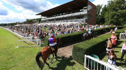 Volle Tribünen am Tag der Einheit: Zum Renntag in Hoppegarten sind 8000 Zuschauer zugelassen.
