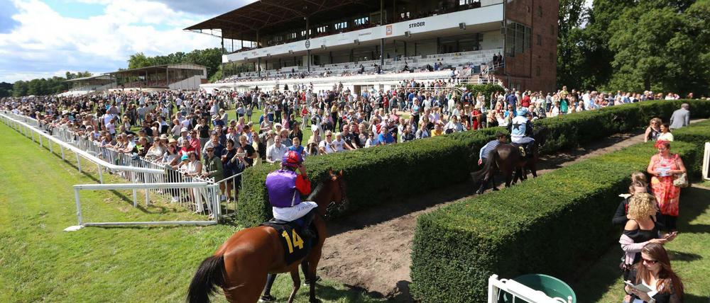 Volle Tribünen am Tag der Einheit: Zum Renntag in Hoppegarten sind 8000 Zuschauer zugelassen.