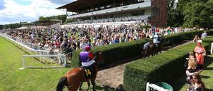 Volle Tribünen am Tag der Einheit: Zum Renntag in Hoppegarten sind 8000 Zuschauer zugelassen.