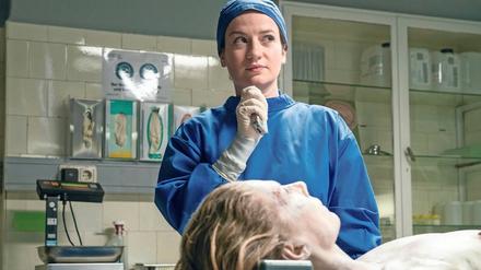 Gestatten, Theresa Wolff. Die Rechtsmedizinerin (Nina Gummich) führt mit der toten Vera Köhler (Antje Rau) ein Zwiegespräch, ehe sie mit der Obduktion beginnt.