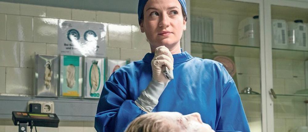 Gestatten, Theresa Wolff. Die Rechtsmedizinerin (Nina Gummich) führt mit der toten Vera Köhler (Antje Rau) ein Zwiegespräch, ehe sie mit der Obduktion beginnt.