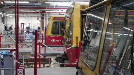 Viele Züge der S-Bahn sind alt und reparaturanfällig. Ein Blick in das Werk in Grünau.