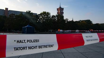 Absperrband der Polizei unterhalb des Fernsehturms. Dort wurde am Freitagmorgen eine Leiche gefunden.